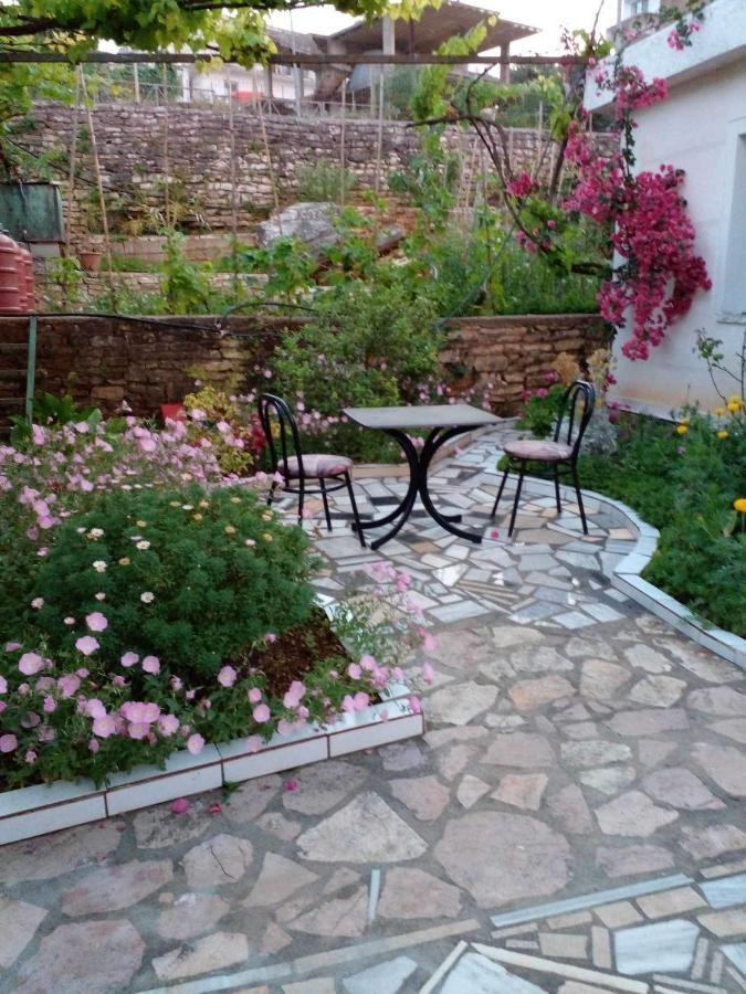 Flora'S Place Sarande Luaran gambar