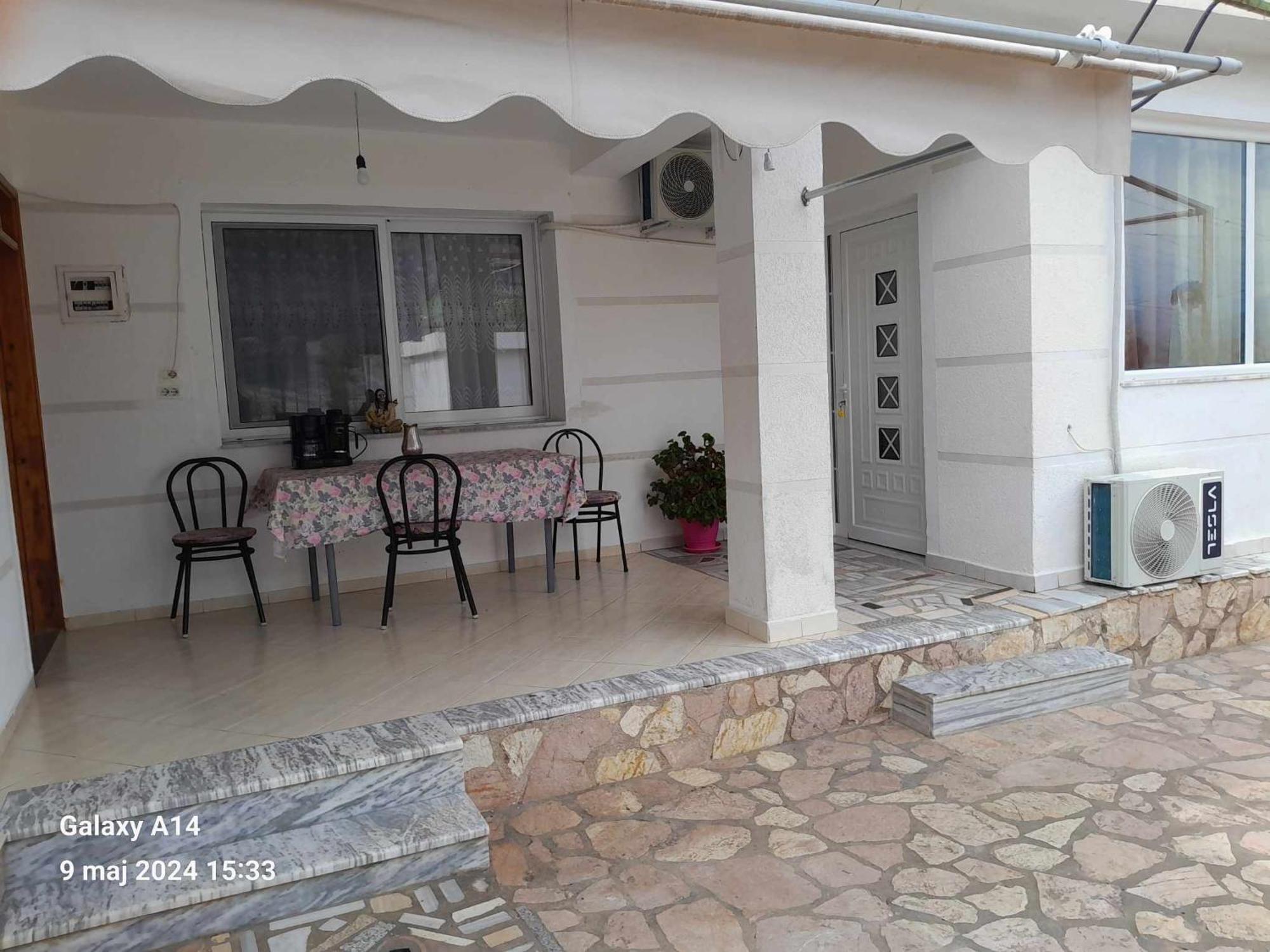 Flora'S Place Sarande Luaran gambar