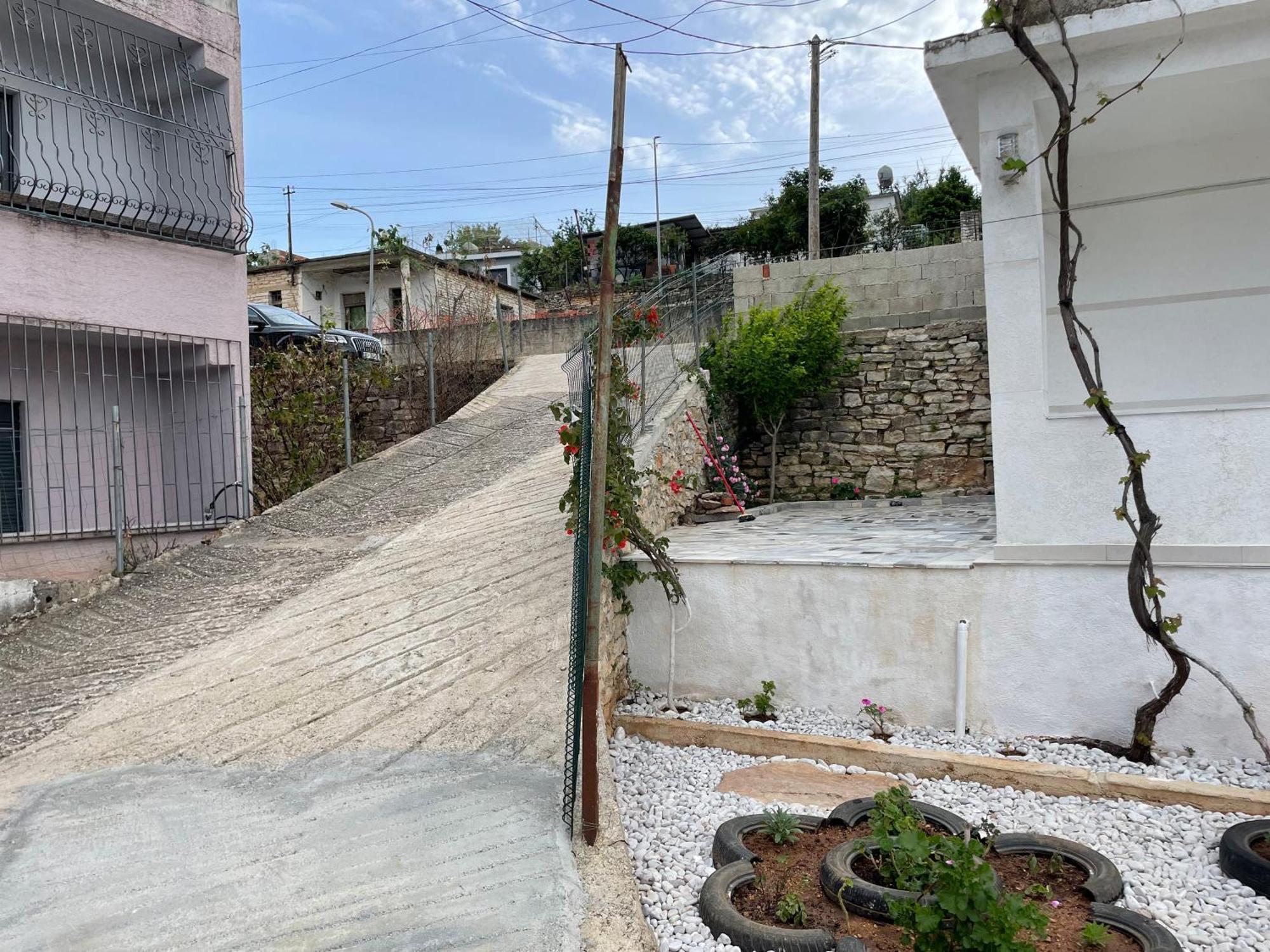 Flora'S Place Sarande Luaran gambar