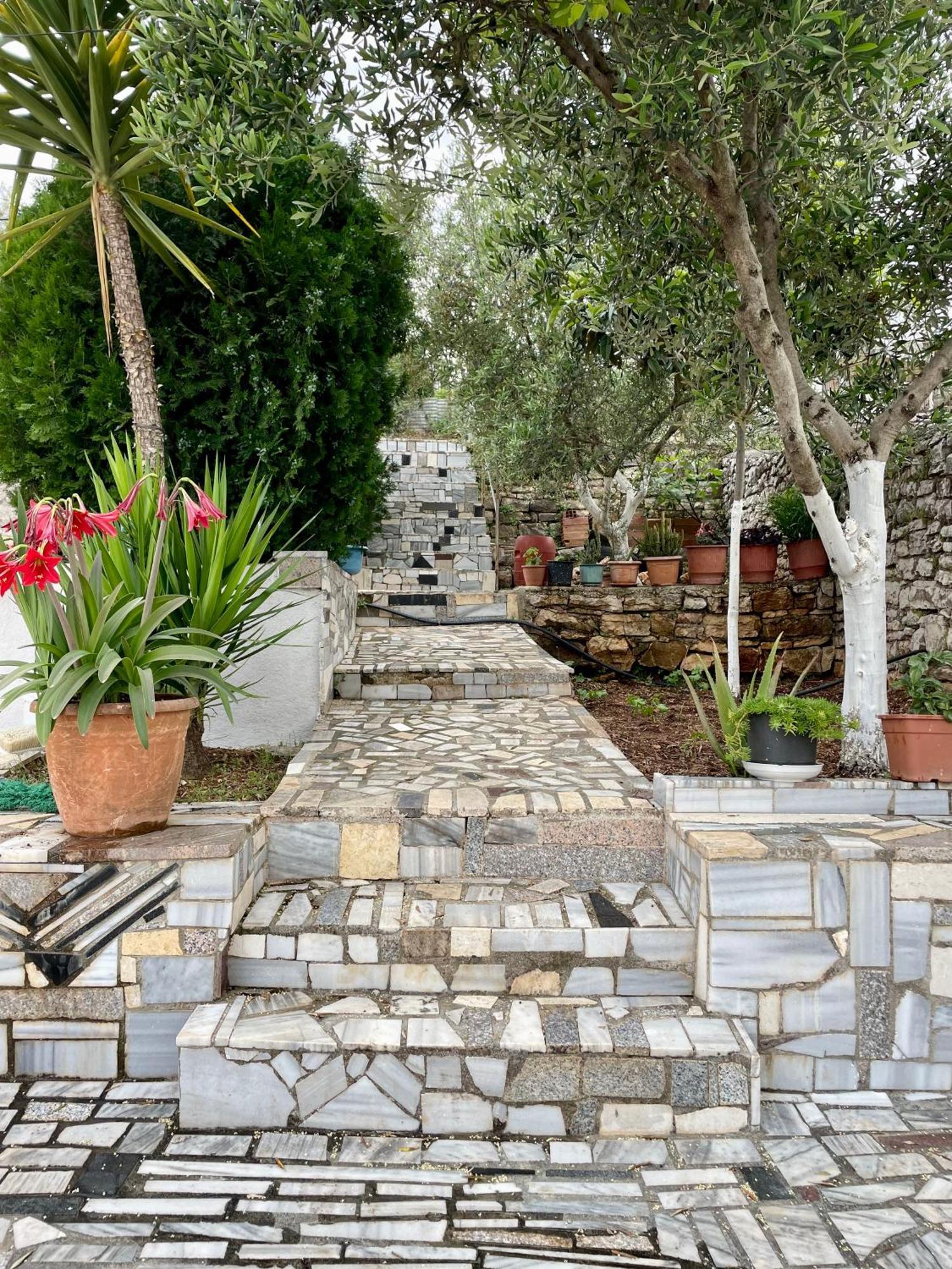 Flora'S Place Sarande Luaran gambar
