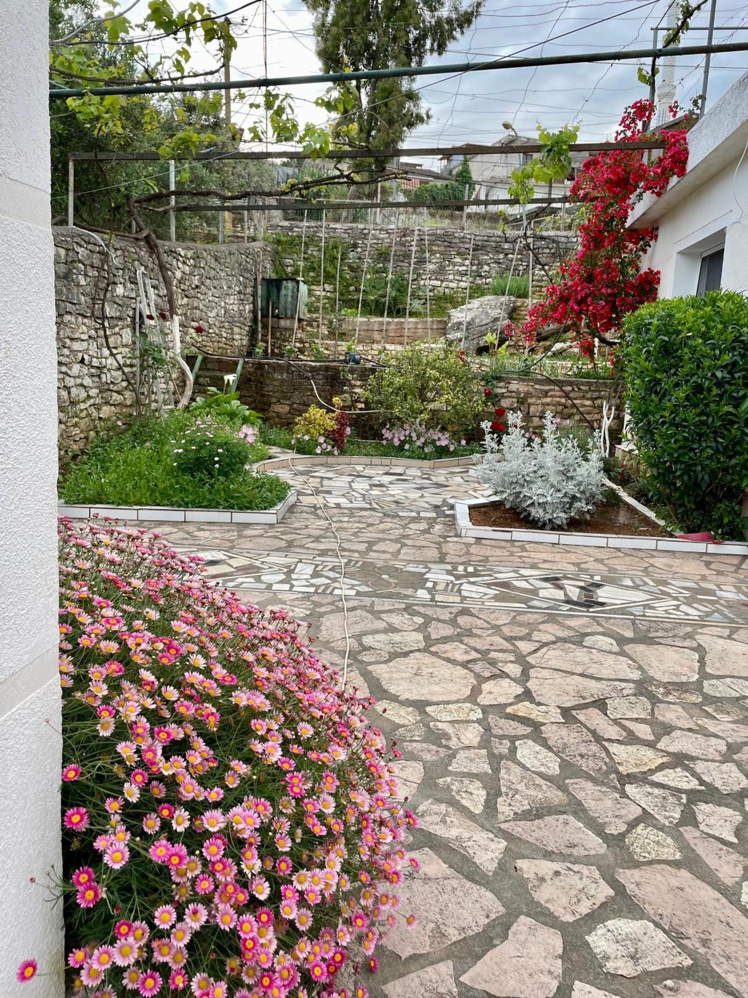 Flora'S Place Sarande Luaran gambar