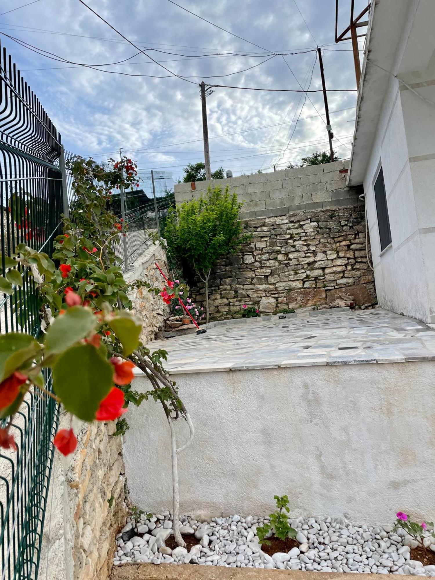 Flora'S Place Sarande Luaran gambar