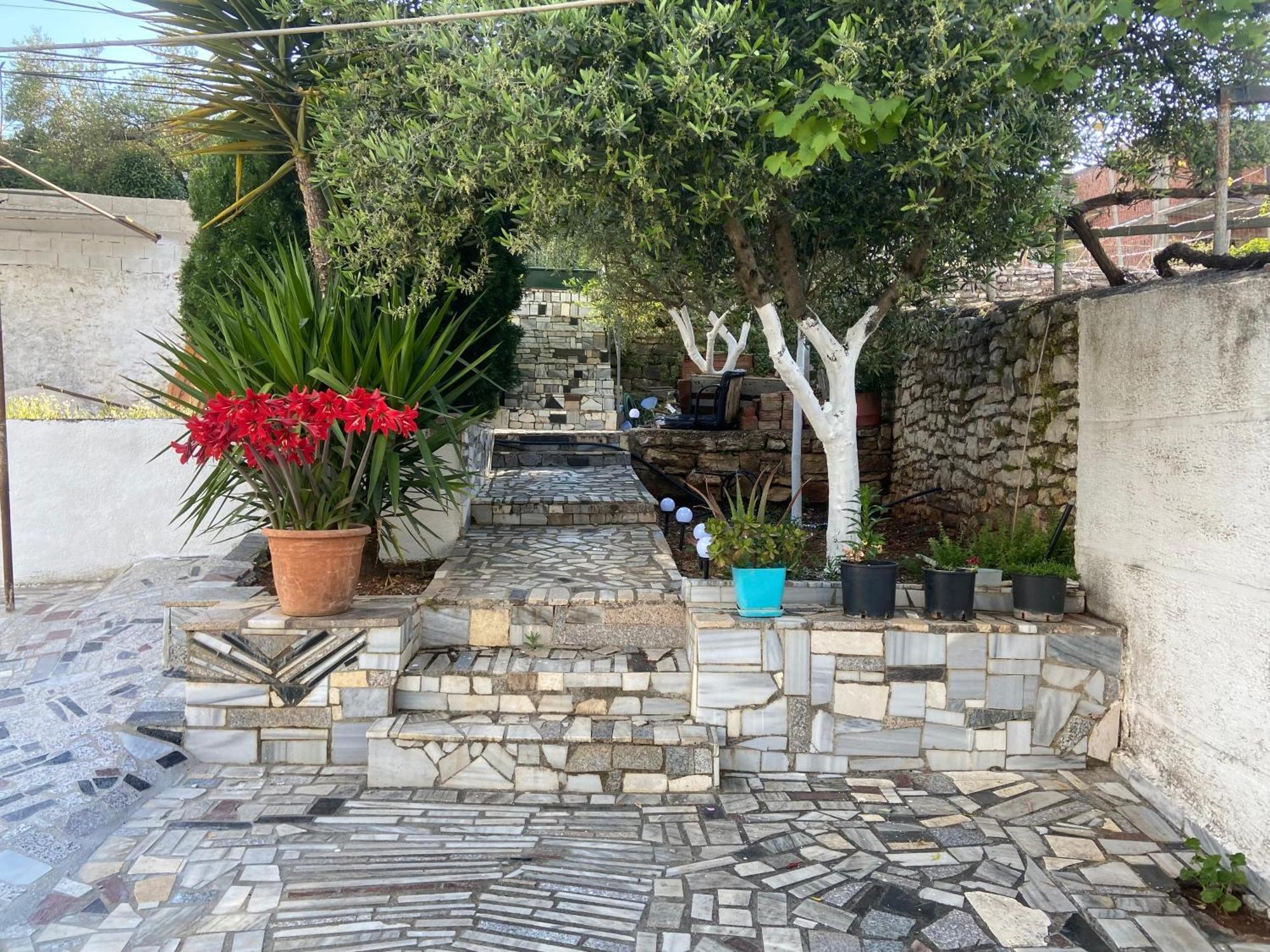 Flora'S Place Sarande Luaran gambar